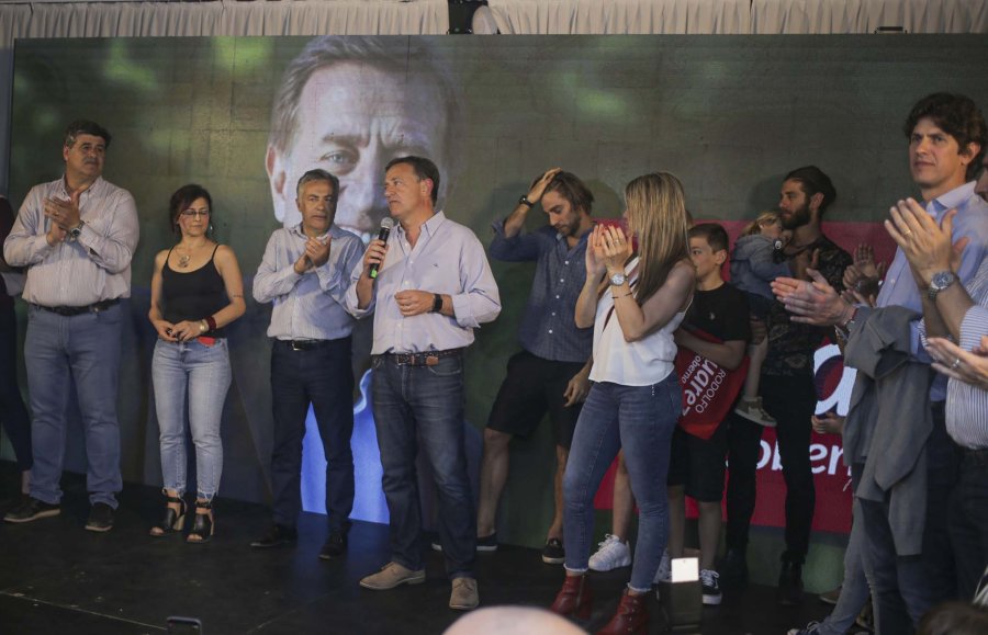 FOTO NA TRIUNFO. Rodolfo Su&aacute;rez habla mientras escuchan Alfredo Cornejo y Mart&iacute;n Lousteau entre otros.