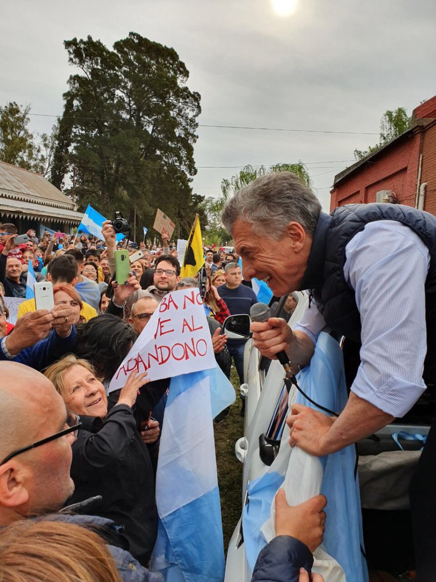 FOTO TWITTER JXC EN TEMPLE. Macri en su campa&ntilde;a del "S&iacute; se puede".