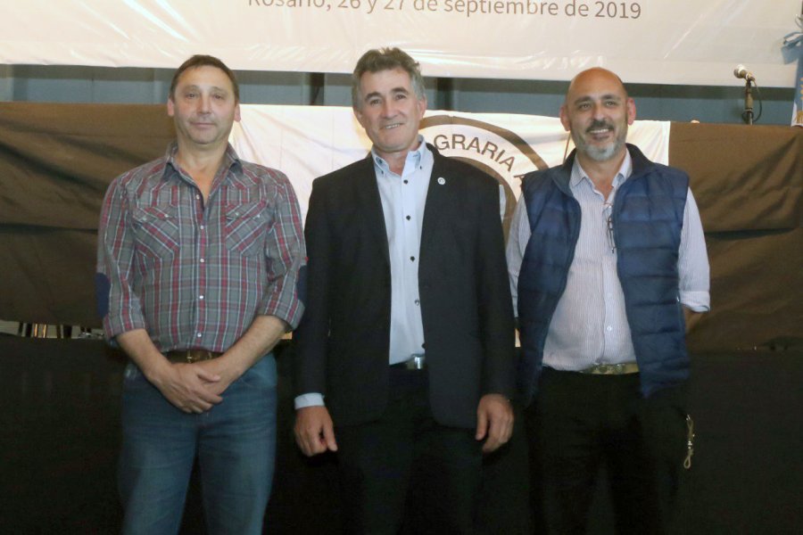 FOTO ARCHIVO CARLOS ACHETONI. Fue elegido por un nuevo mandato al frente de la FAA. FOTO ARCHIVO NUEVAS AUTORIDADES. Achetoni flanqueado por Banchi y Gu&iacute;a.