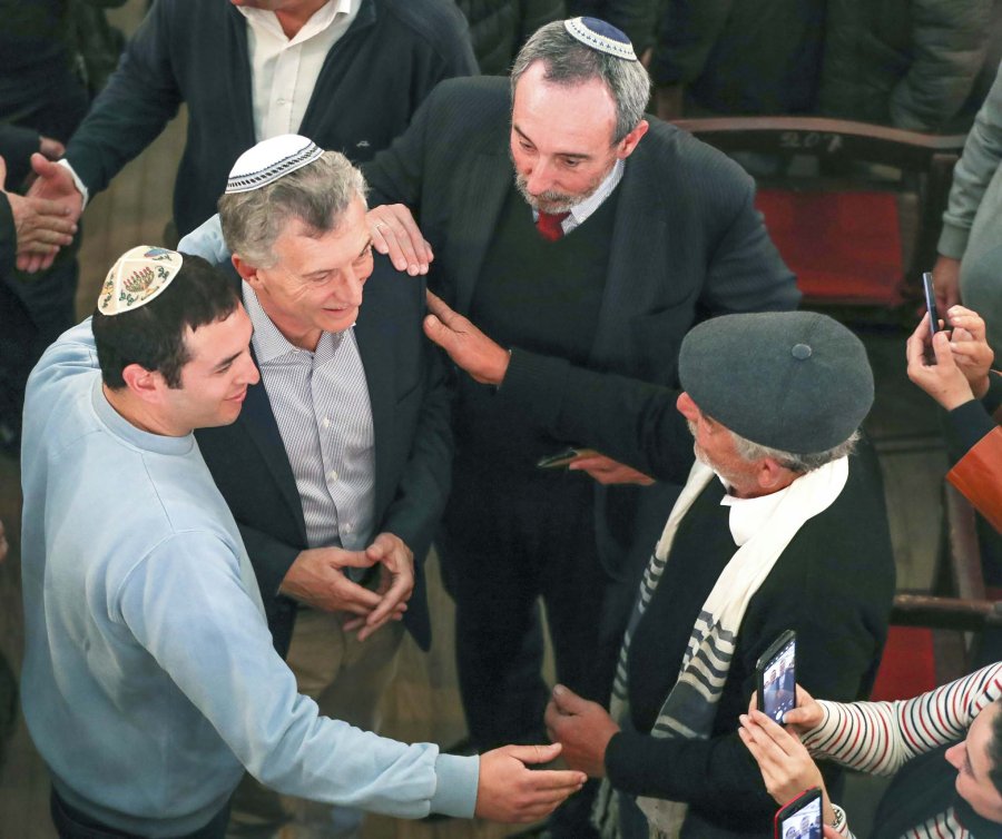 FOTO NA MACRI. Con miembros de la comunidad jud&iacute;a en la sinagoga de Basavilbaso.