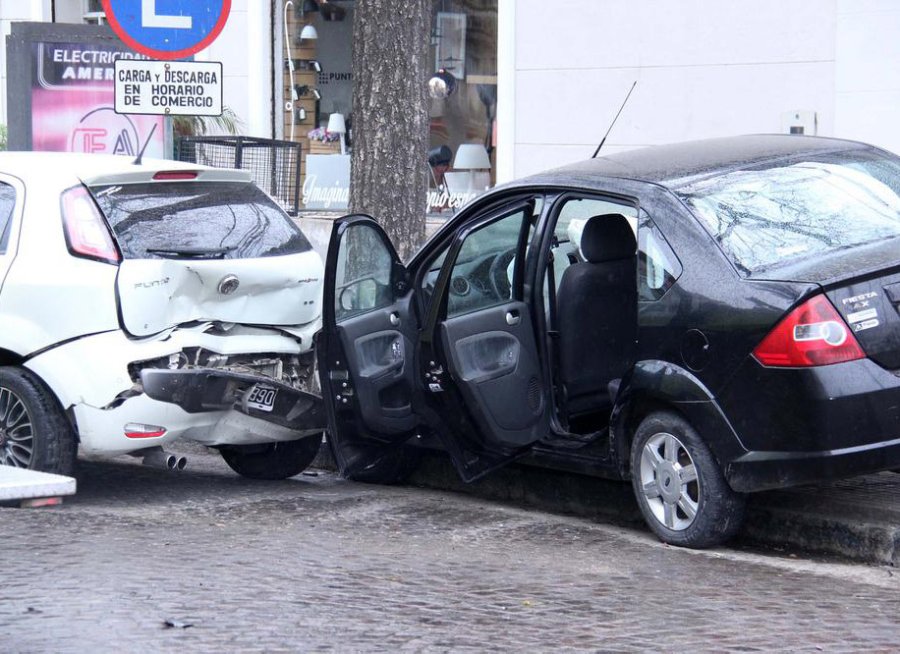 FOTO LA OPINION ONLINE EN EL CENTRO. El Ford Fiesta y el Fiat Punto que se vieron involucrados en el hecho vial.