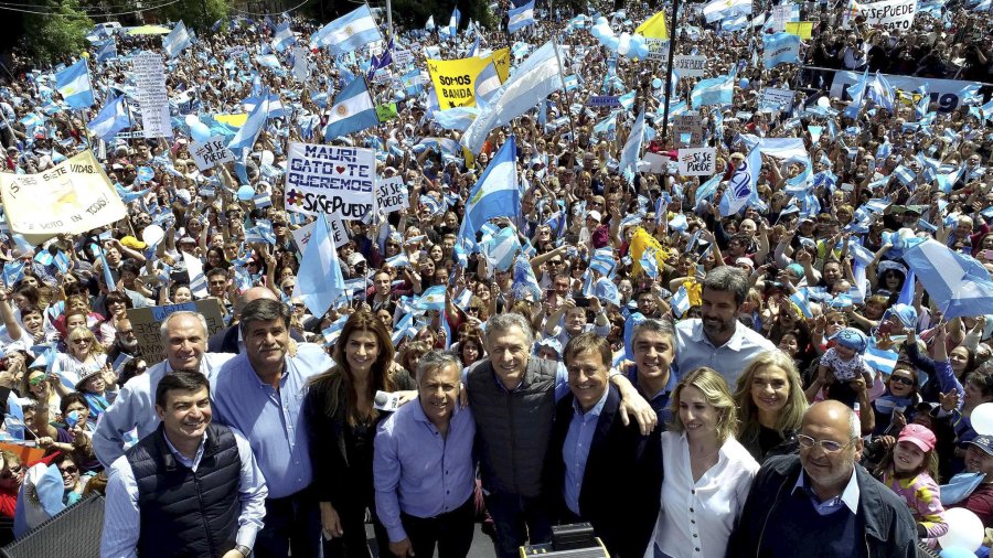 FOTO NA MACRI. El presidente estuvo acompa&ntilde;ado, entre otros, por Cornejo y Su&aacute;rez.