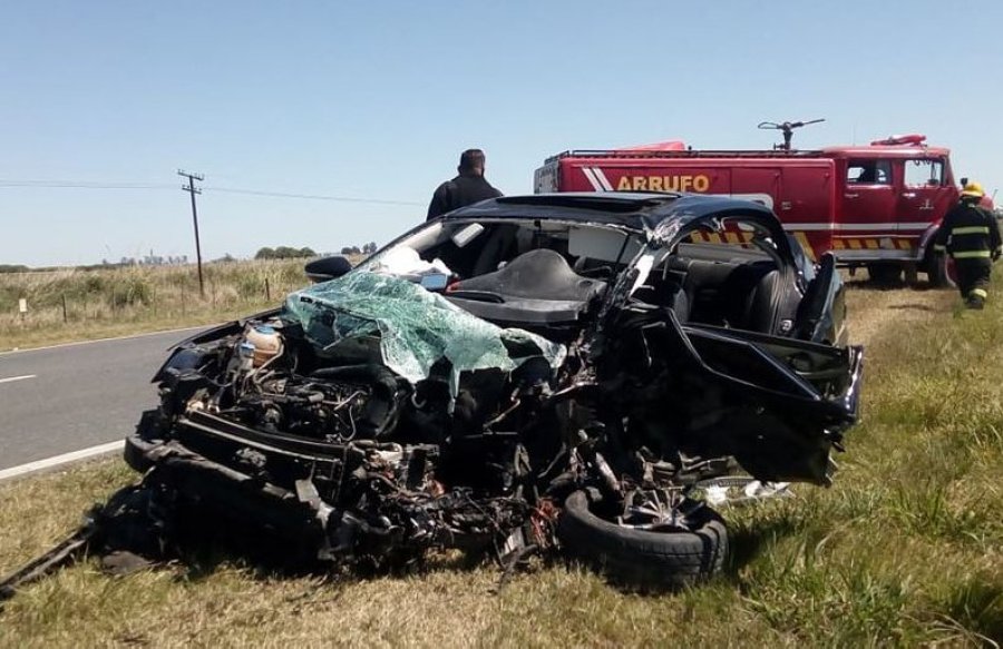 FOTO RBS RUTA 34 EN ARRUFO. El Volkswagen Vento result&oacute; gravemente da&ntilde;ado. Asistieron los Bomberos Voluntarios.