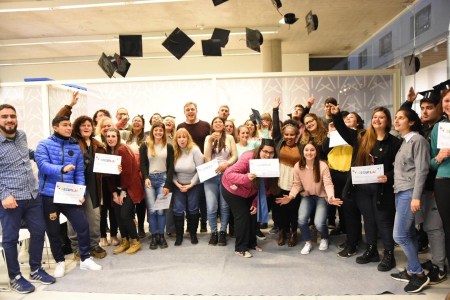 FOTO CP// SEGUILA// Los egresados celebran el logro alcanzado.