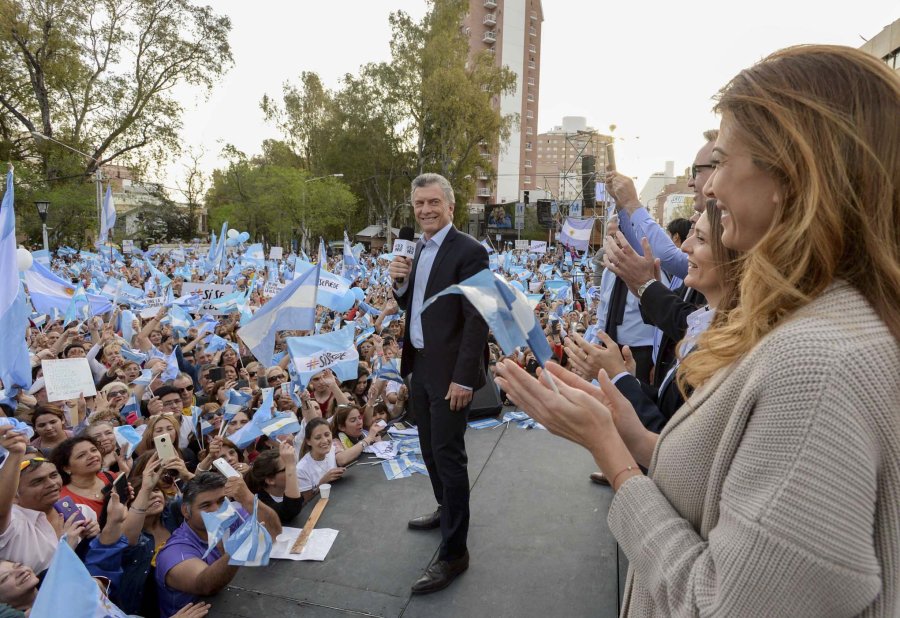 FOTO NA SI SE PUEDE. Macri con su caravana en Neuqu&eacute;n.