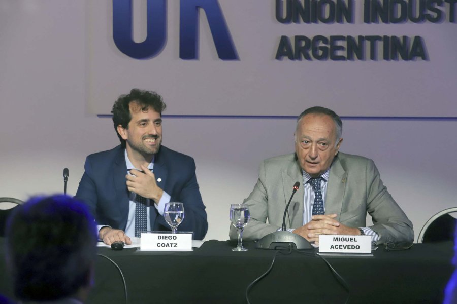 FOTO NA CONFERENCIA. Coatz y Acevedo al dar los detalles del plan.