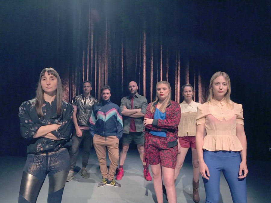 FOTO PRENSA LA MASCARA// ELENCO./ El grupo en una escena de la nueva propuesta teatral.