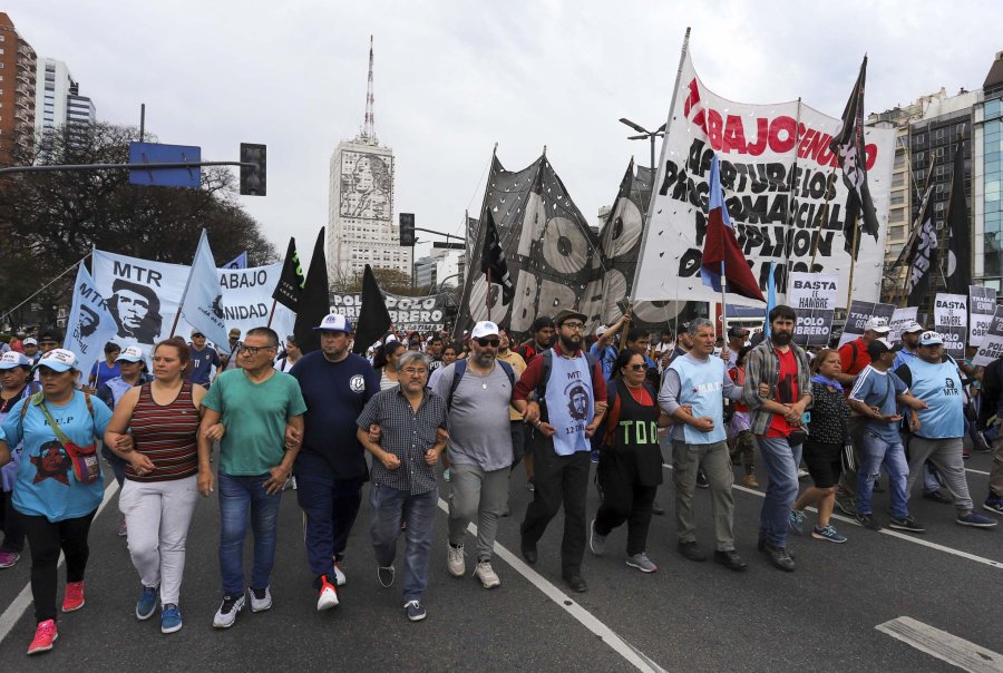 FOTO NA MANIFESTANTES. Marcharon al Ministerio de Desarrollo Social y Casa de Gobierno.