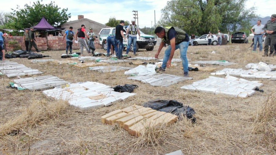 FOTO MIN. SEG. NACION UNA TONELADA DE CANNABIS. Viajaba oculta bajo un cargamento de le&ntilde;a.