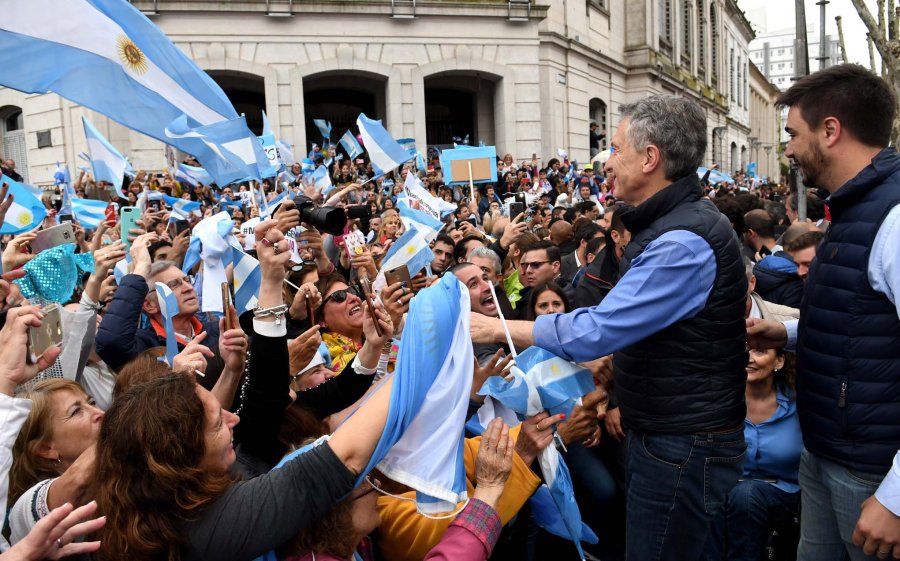 FOTO NA SI SE PUEDE. Macri hizo escala en Olavarr&iacute;a.