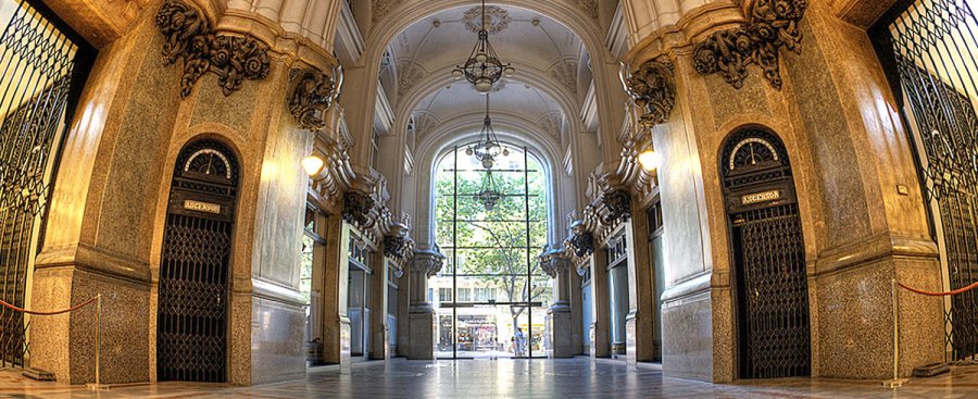 FOTO TURISMO BUENOS AIRES// INTERIOR./ Estupenda vista del hall de acceso. FACHADA./ El frente del Palacio Barolo.