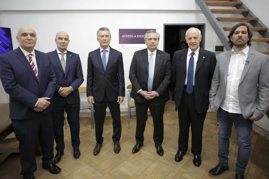 FOTO NA EN LA PREVIA. Los seis candidatos antes de salir a escena en el Paraninfo.