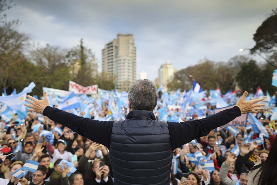 FOTO NA EN PARANA. Macri sigue en campa&ntilde;a cerca de la gente.