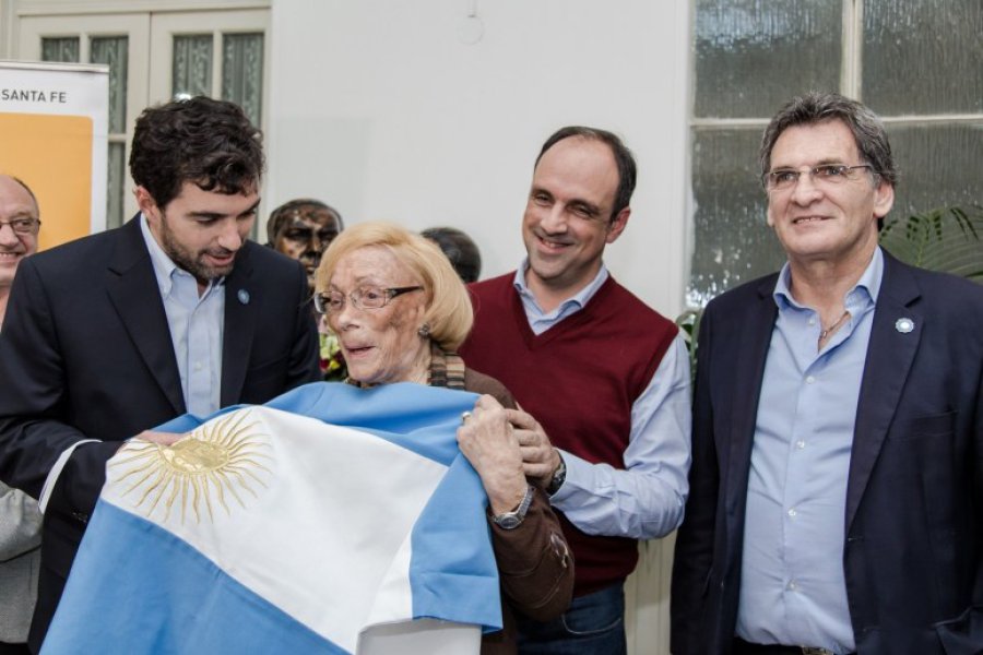 FOTO WEB ADULTOS MAYORES. Basavilbaso dialog&oacute; personalmente con los pasivos santafesinos.