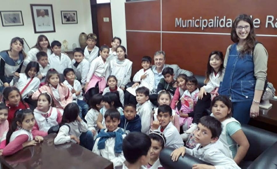 FOTO CP// EN EL QUINTO PISO. Un grupo de escolares con el intendente Luis Castellano.