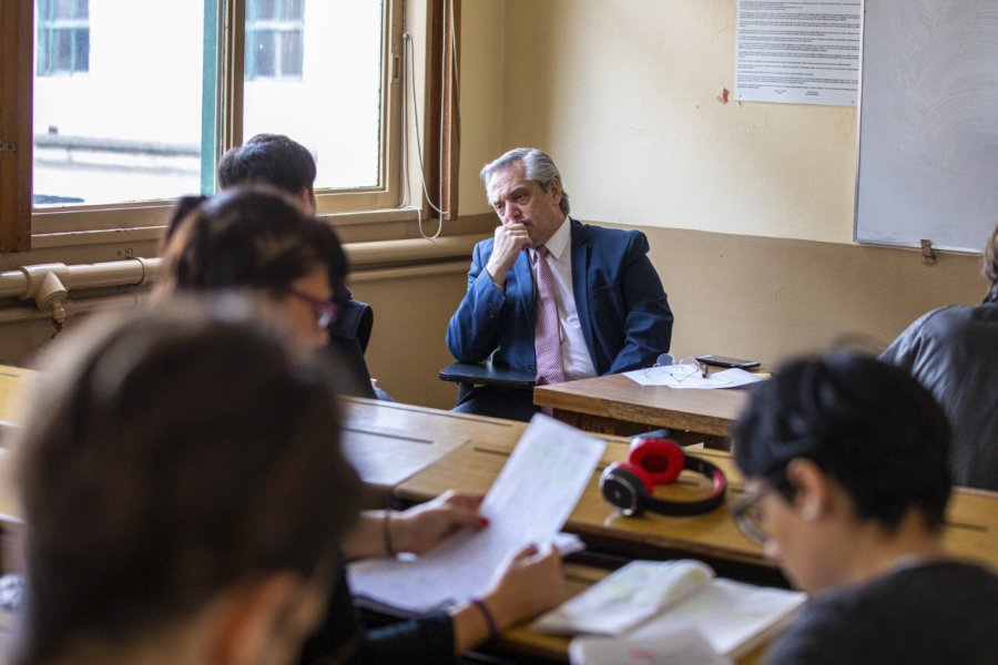 FOTO NA FERNANDEZ. Al tomar examen a sus alumnos de la Facultad de Derecho de la UBA.