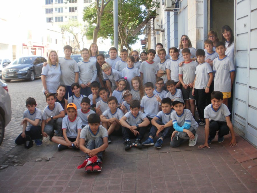 FOTO LA OPINION// ESCOLARES./ La delegaci&oacute;n posando frente a la sede de LA OPINION.