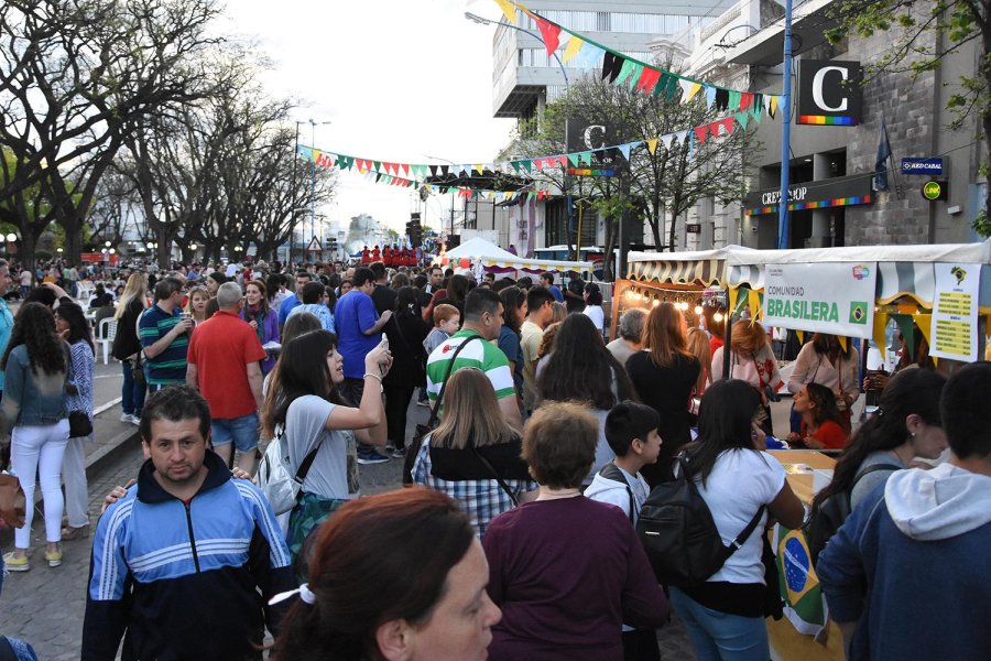 FOTO M. LIOTTA EL LUGAR DEL ENCUENTRO. Una multitud particip&oacute; de la Fiesta en la que hubo m&uacute;sica, baile y comidas t&iacute;picas.