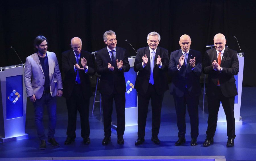 FOTO NA CIERRE. Los candidatos Del Ca&ntilde;o, Lavagna, Macri, Fern&aacute;ndez, G&oacute;mez Centuri&oacute;n y Espert.
