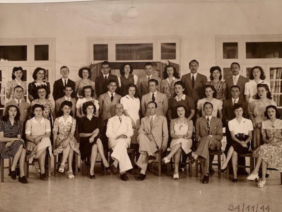 FOTO PRENSA CENTRO EXALUMNOS// PROMOCION 1969:// Un viaje a la capital provincial, posando frente al emblem&aacute;tico puente colgante. PROMOCION 1944:/ Con el director Guibert y el profesor Here&ntilde;&uacute;. PROMOCION 1994./ Un grupo reunido en el hall del establec
