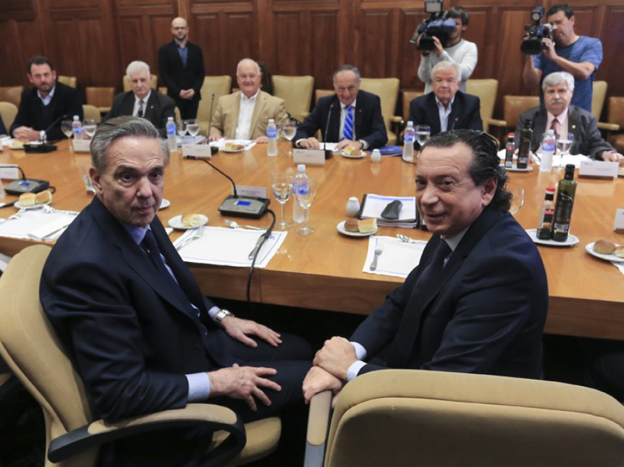 FOTO NA REUNION. El ministro Sica y el candidato Pichetto con los industriales.
