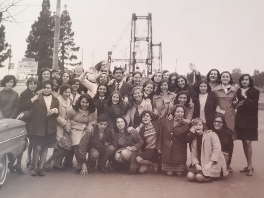 FOTO PRENSA CENTRO EXALUMNOS// PROMOCION 1969:// Un viaje a la capital provincial, posando frente al emblemático puente colgante. PROMOCION 1944:/ Con el director Guibert y el profesor Hereñú. PROMOCION 1994./ Un grupo reunido en el hall del establec