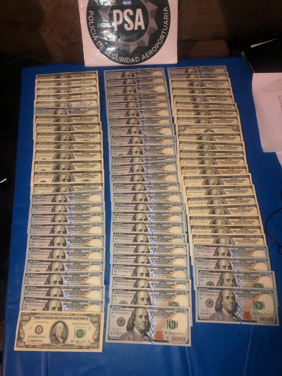 FOTO MIN. DE SEG. NACION DOLARES. Se logr&oacute; la incautaci&oacute;n de 20 litros -m&aacute;s de 340 mil dosis- de &eacute;xtasis l&iacute;quido que ven&iacute;an de Espa&ntilde;a.