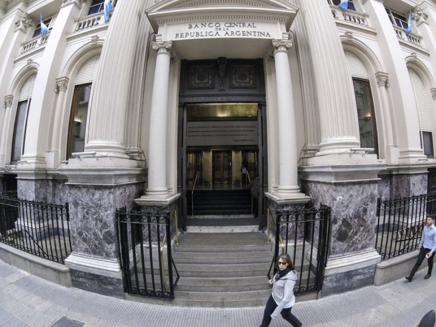 FOTO  NA BANCO CENTRAL. Sufre fuerte sangr&iacute;a de reservas en d&oacute;lares.