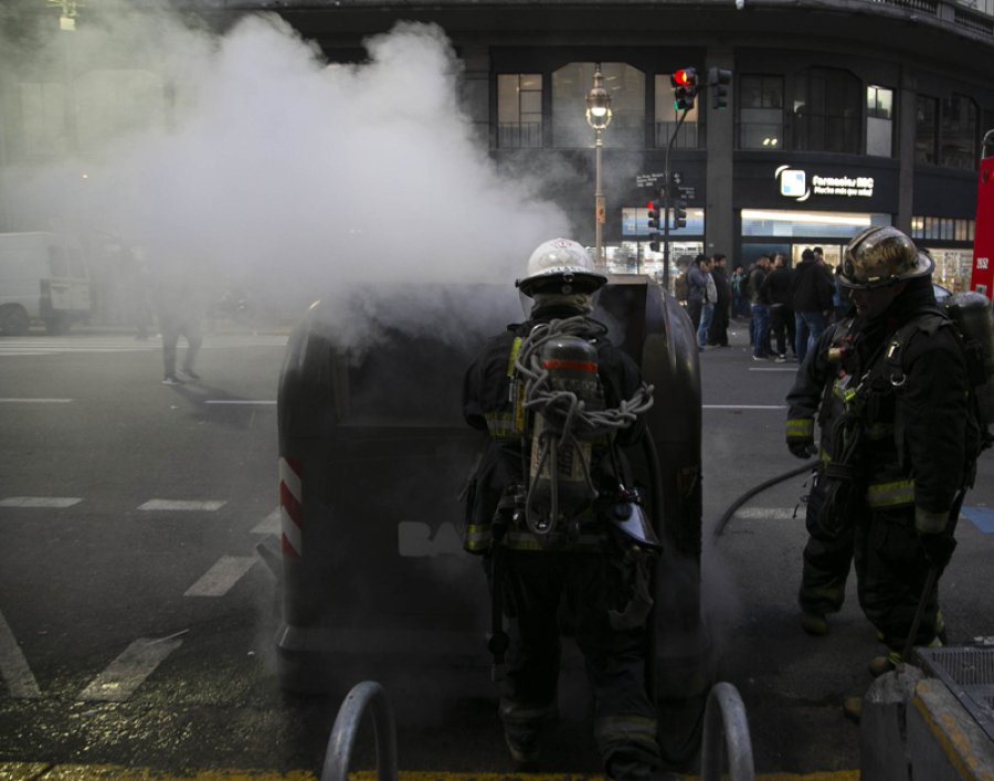 FOTO NA DE SANTIAGO A BUENOS AIRES. Manifestantes chilenos agredieron a periodistas y se enfrentaron a la polic&iacute;a.