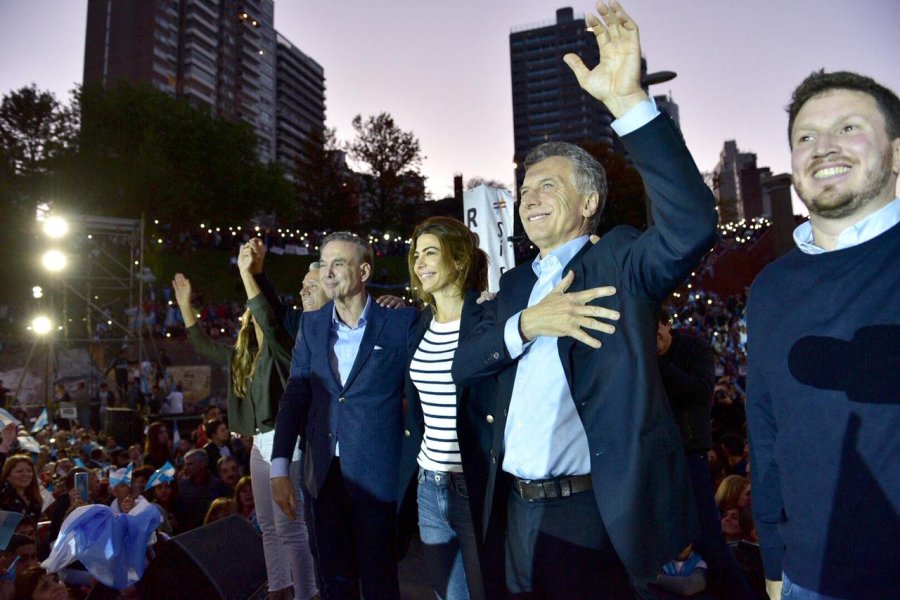FOTO NA MACRI EN ROSARIO. Junto a Federico Angelini, Pichetto y Juliana Awada.  FERNANDEZ EN LA PLATA. Durante un acto en la Universidad.
