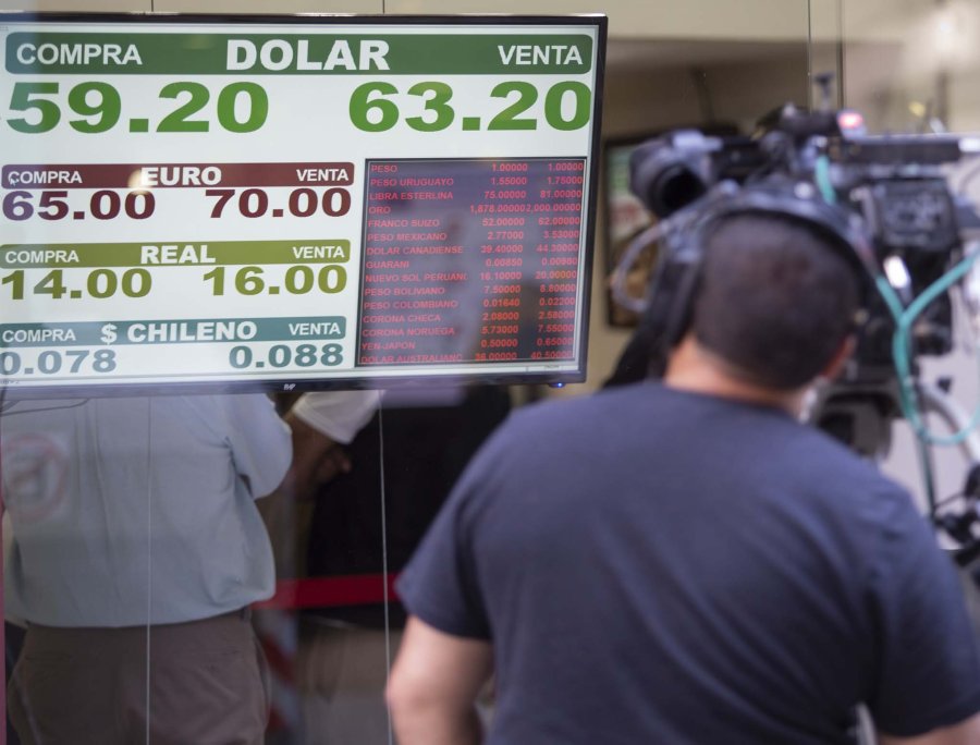 FOTO NA EN ALZA. Ahorristas e inversores presionan sobre el d&oacute;lar.