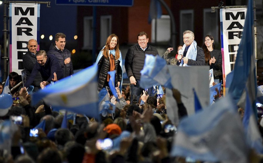 FOTO NA EN LA FELIZ. Macri en una nueva marcha del "S&iacute; se puede".  FERNANDEZ. Presidi&oacute; un masivo acto en Resistencia.