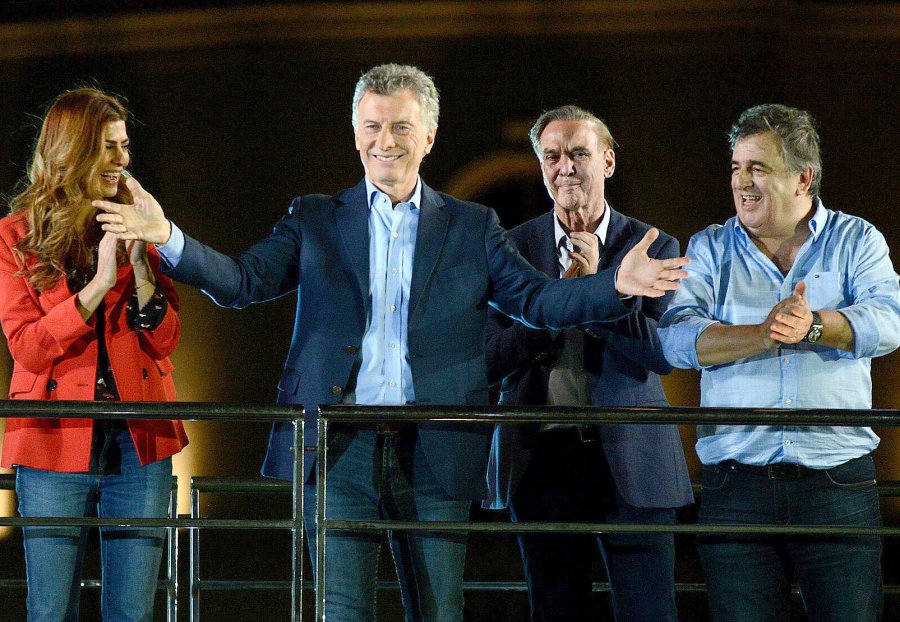 FOTO NA EN CORDOBA. Macri abre sus brazos mientras aplauden Awada, Pichetto y Negri.