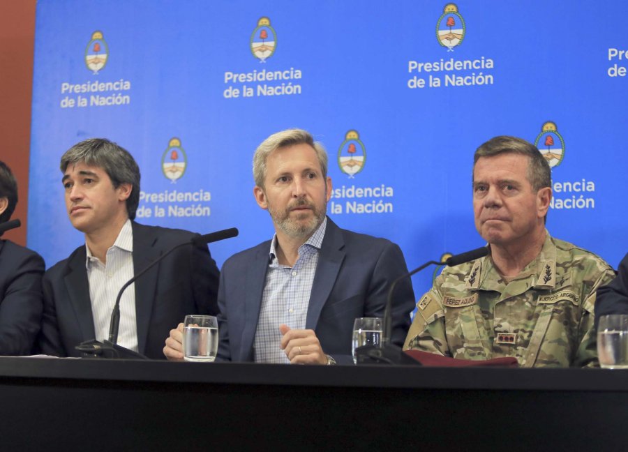 FOTO NA CONFERENCIA. Rogelio Frigerio, en el centro, junto a P&eacute;rez y P&eacute;rez Aquino.