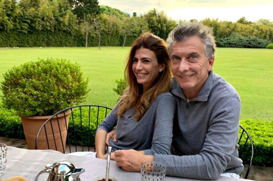 FOTO PRESIDENCIA EN MODO ESPERA. Mauricio Macri y Juliana Awada en la quinta Los Abrojos  GUITARREROS. Gustavo Santaolalla se saluda con Alberto Fern&aacute;ndez.