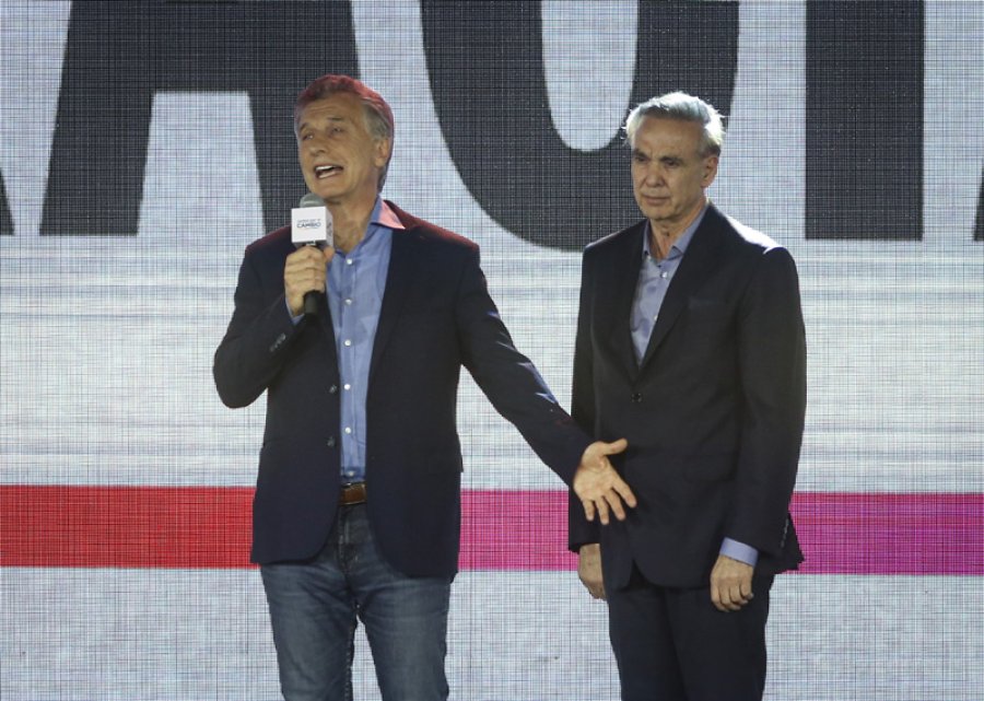 FOTO NA DISCURSO. Macri y Pichetto tras admitir la derrota y abrir una transici&oacute;n de 45 d&iacute;as.