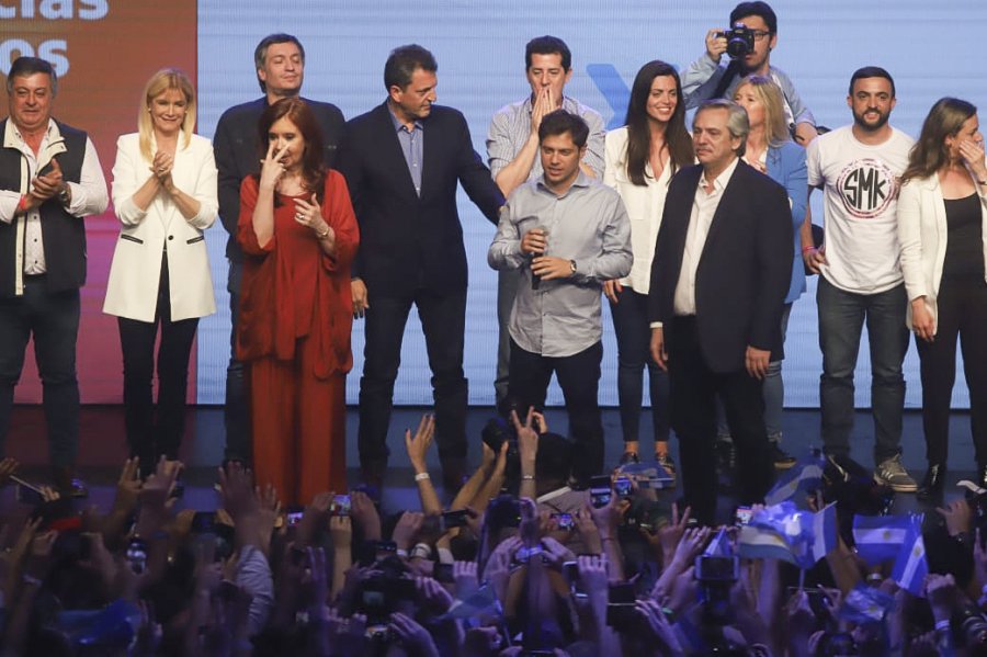 FOTO NA "VOLVIMOS". Cristina, Kicillof y Fern&aacute;ndez entre otros en el escenario para celebrar la victoria del Frente de Todos.