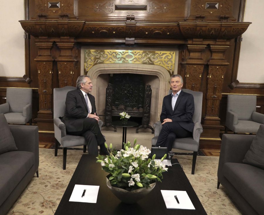 FOTO NA DIALOGO ABIERTO. Mauricio Macri y Alberto Fern&aacute;ndez en una de las fotos que retrataron el encuentro en el que "no tomaron ni caf&eacute;", seg&uacute;n el entorno presidencial.
