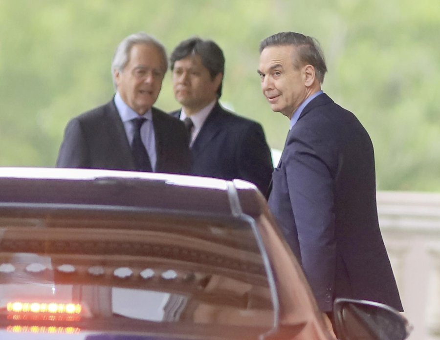 FOTO NA SENADORES. Pinedo y Pichetto al llegar a Casa Rosada para la reuni&oacute;n de Cambiemos.