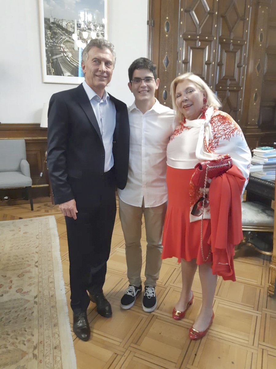 FOTO NA EN PAZ. Mauricio Macri y Elisa Carri&oacute; junto a Ignacio.