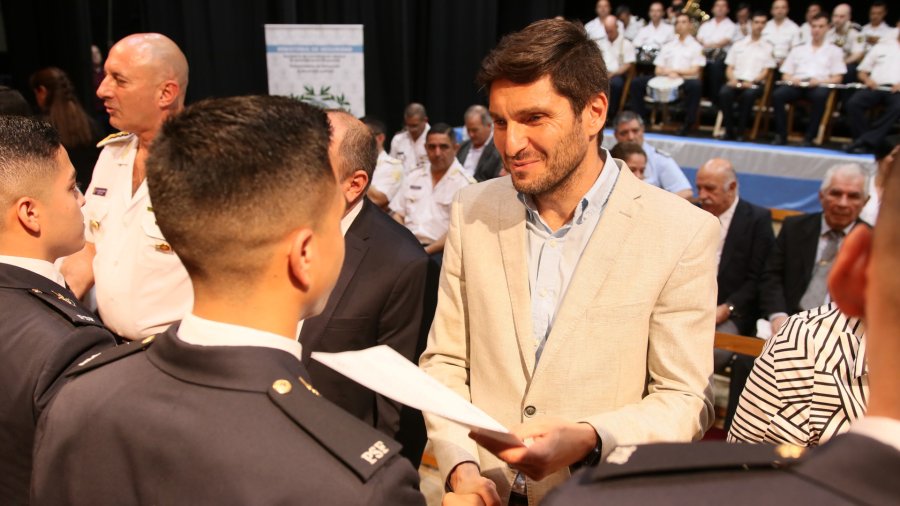 FOTO MIN. SEG. SANTA FE CEREMONIA. El ministro de Seguridad, Maximiliano Pullaro, encabez&oacute; este lunes la entrega de diplomas.