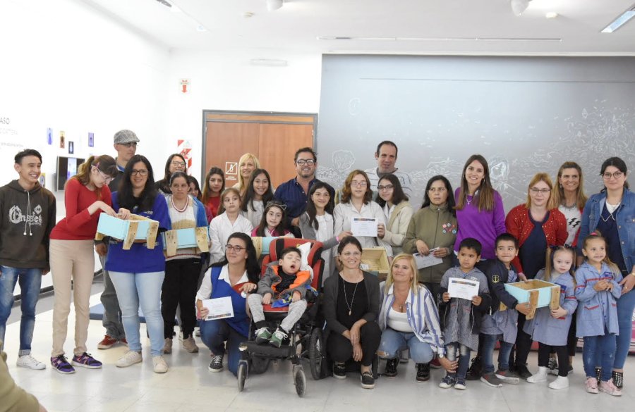 FOTO CP// MUESTRA// Representantes de las instituciones junto a las autoridades.