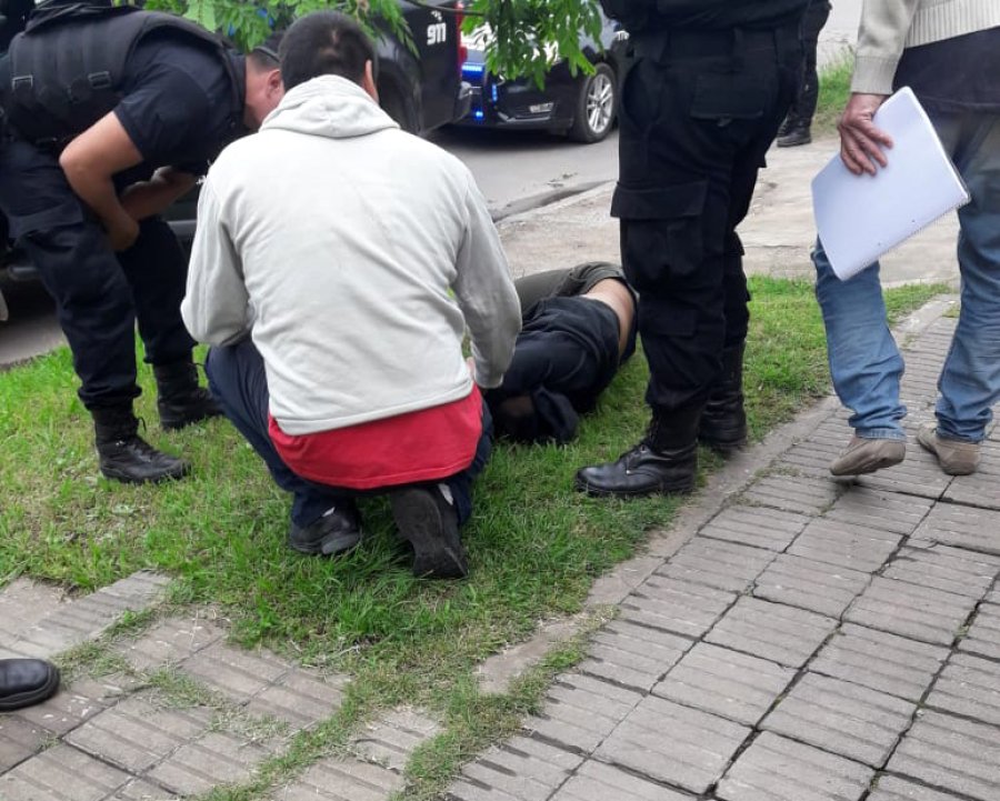 FOTO TWITTER JUAN RUIZ HERIDA MORTAL. Lautaro Saucedo, de 17 a&ntilde;os, qued&oacute; tirado en el c&eacute;sped de la vereda hasta la llegada de una ambulancia.