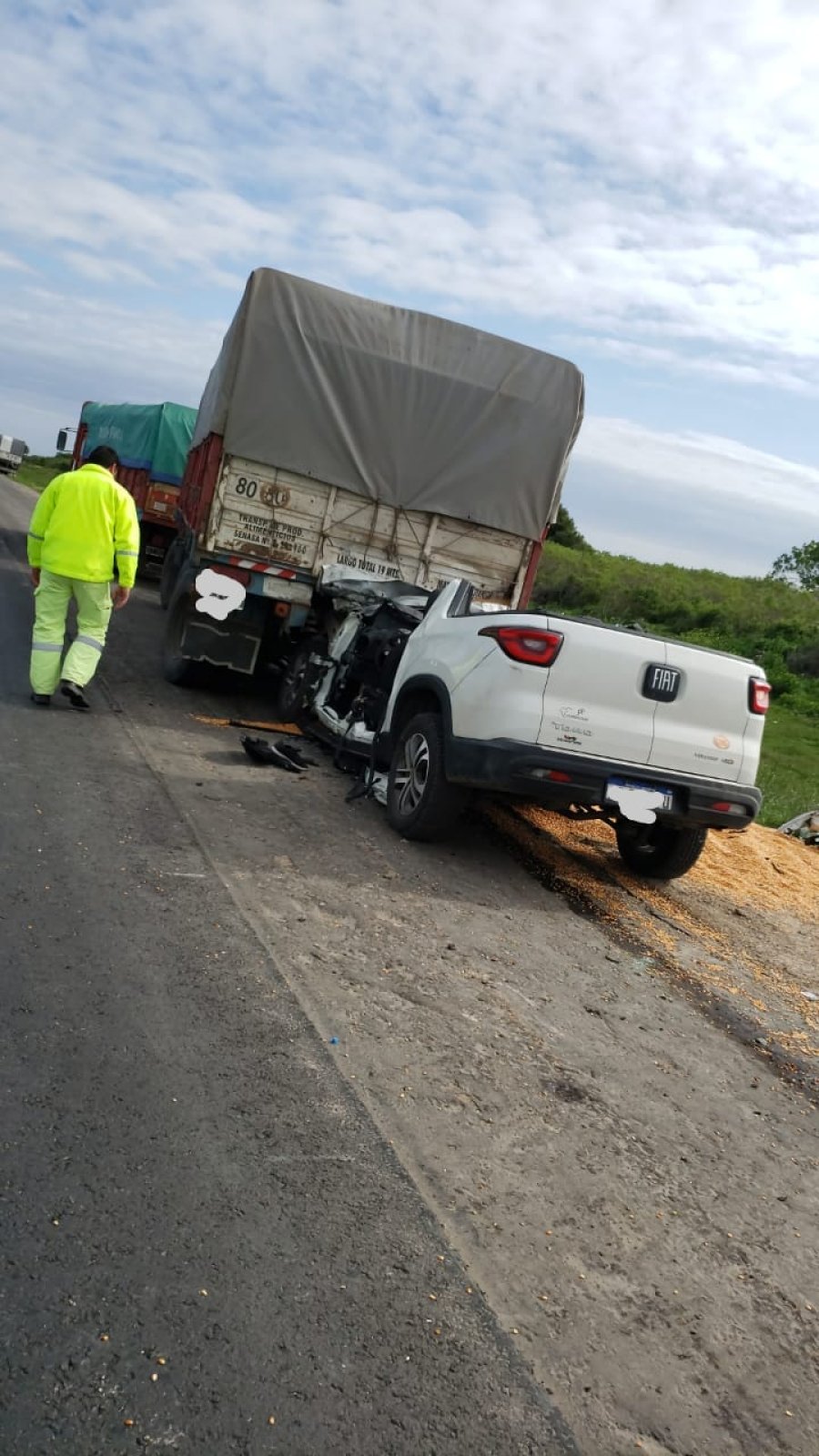 FOTO JEF.POL.STA.FE TERRIBLE IMPACTO. La camioneta Fiat Toro se meti&oacute; debajo del cami&oacute;n. Su conductor est&aacute; grave.