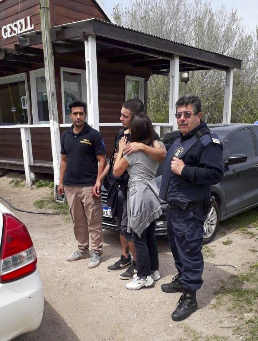 FOTO NA EN MAR AZUL. El momento en que Tob&iacute;as Mazzoletti, de 20 a&ntilde;os, se reencontr&oacute; con su familia.