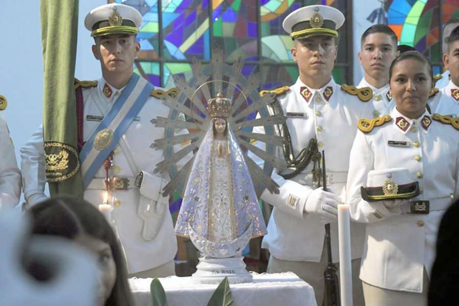 FOTO NA VIRGEN DE LUJAN. Fue recibida ayer en el Aeropuerto Internacional de Ezeiza.