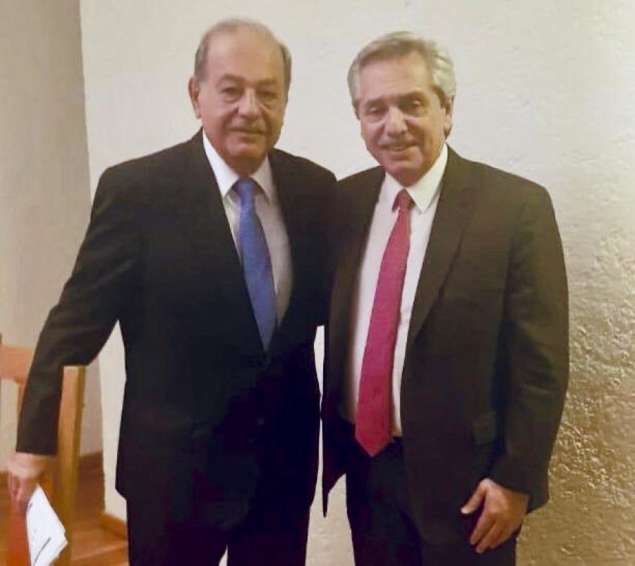 FOTO NA AGENDA EN MEXICO. Fern&aacute;ndez saluda al poderoso empresario, Carlos Slim.