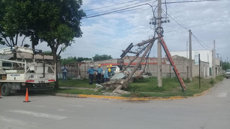 FOTO DIEGO OLIVA ESTACION DE LA EPE. Fue derribada por una mala maniobra de un cami&oacute;n. Varios barrios quedaron sin luz.