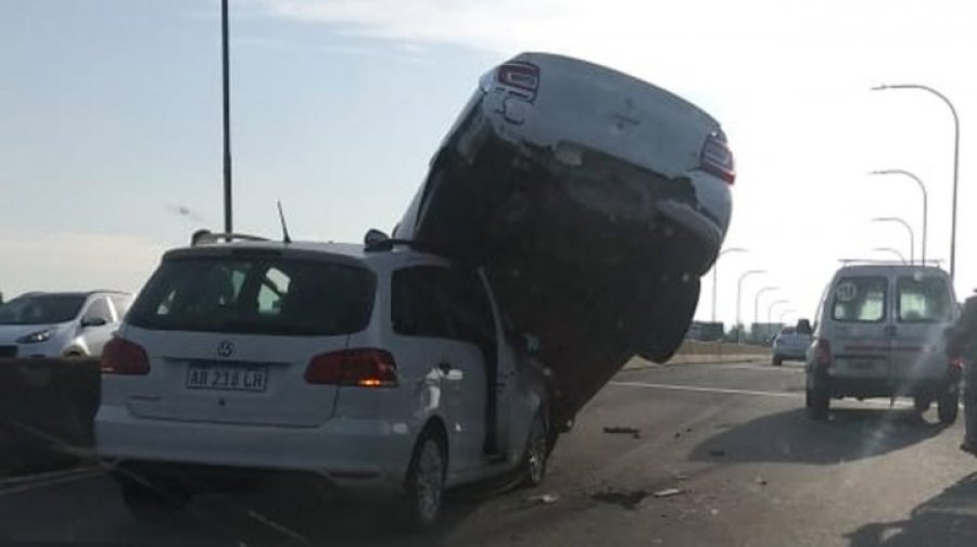 FOTO LA CAPITAL TRIPLE CHOQUE. Un Renault Logan blanco qued&oacute; aplastado en el medio haciendo equilibrio.