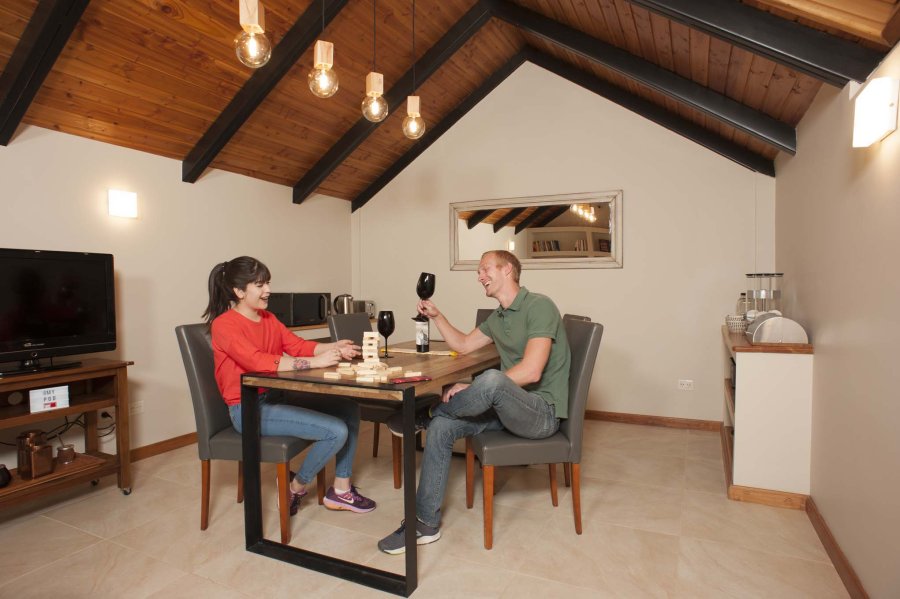 FOTO SECRETAR&Iacute;A DE TURISMO DE ESQUEL// LAS BAYAS.// Elementos de buen gusto y confort se conjugan para  una feliz estancia. HOTEL C&Aacute;PSULA./ El viajero puede disfrutar calidad, servicio y hospitalidad.